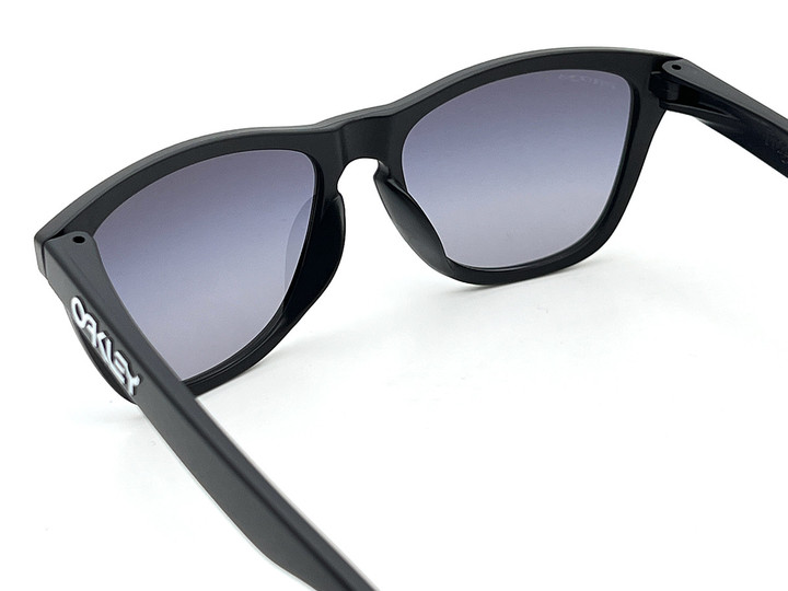 Oakley ブラック グラデーションサングラス Oakley スポーツサングラス ブラック/レッドグラデーション